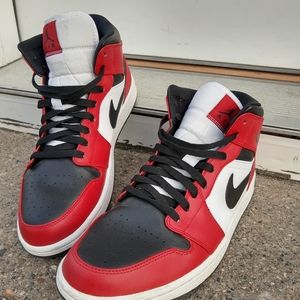 Air Jordan Retro 1 Mid Chicago Toe